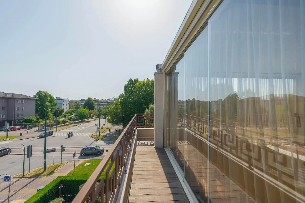 Venice New Luxury Penthouse - Free Parking And Roof Terrace Mestre